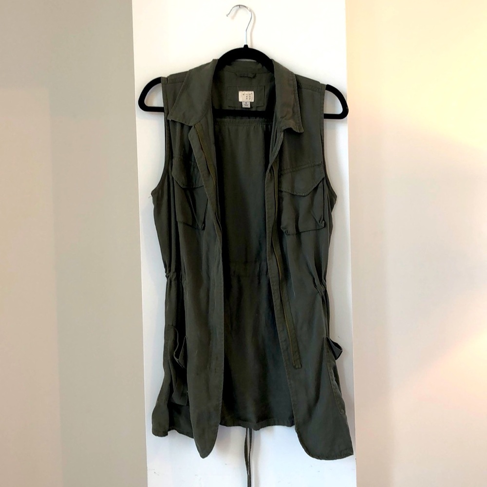 Slevelesss over shirt/long vest with tie
